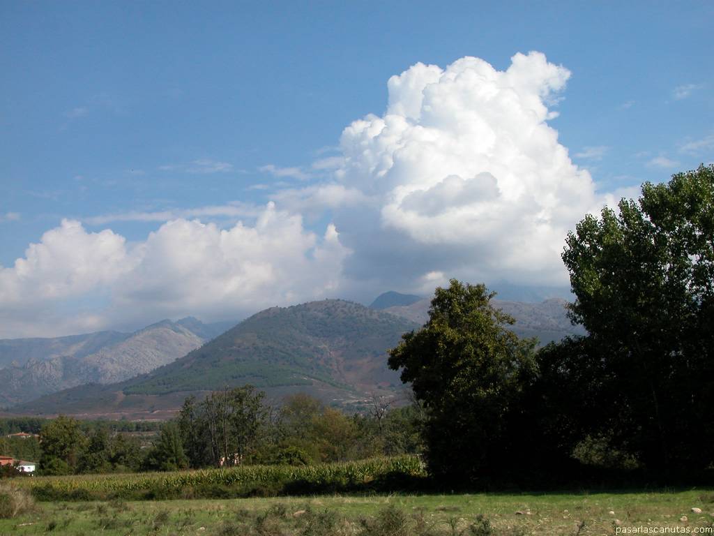 fondo de pantalla de paisaje de la cara sur de Gredos cubierta de nubes