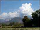 paisaje de la cara sur de Gredos cubierta de nubes, desde Madrigal de la Vera