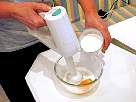 foto batiendo los tres huevos y leche con batidora