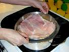 foto colocando el recipiente con la preparacion del pastel de jamon york y queso al ba�o maria