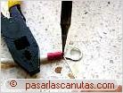 foto soldando cablecillos y oreja