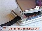 foto perforando la pulsera con taladradora de papel