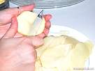 foto cortando rodajas finas de patatas