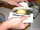 foto cortando rodajas finas de patatas con un chisme especial r�pido