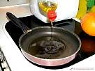 foto poniendo aceite en la sart�n