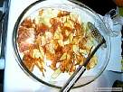 fuente con patatas fritas que hay que vigilar que nadie se las coma antes de tiempo