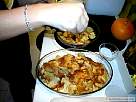 foto poniendo un poquito de sal en las patatas fritas