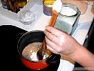 foto de a�adir harina para hacer la bechamel