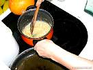 receta de cocina - removiendo para preparar la bechamel
