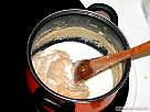 poner leche en la masa de la bechamel