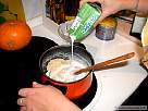 foto a�adiendo leche en la masa de la bechamel