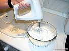 batiendo claras de huevos a punto de nieve