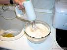 batiendo claras y yemas de huevos