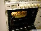 foto poniendo las patatas con bechamel en el horno