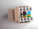 conectar una roseta RJ45 - bricolaje del pc - foto de roseta RJ45 en que se pueden ver las indicaciones de colores para las conexiones T568A y T568B