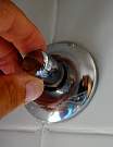 foto de bricolaje de fontaner�a, quitando caperuza de llave de paso