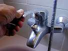 foto abriendo grifo monomando